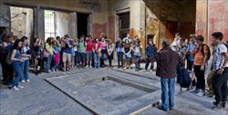 Una scolaresca in visita a Pompei: il Rapporto Federculture lancia l'emergenza educativa.