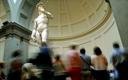 Il David di Michelangelo all'Accademia di Firenze si conferma una delle maggiori attrattive per turisti italiani e stranieri.
