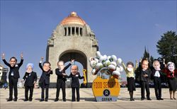Attivisti dell'Organizzazione Oxfam durante una dimostrazione a Città del Messico con le maschere dei principali leaders del G20, che si riunisce il 18 e il 19 giugno a Los Cobos (Ansa).