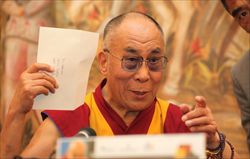 Il Dalai Lama risponde a una domande del pubblico.