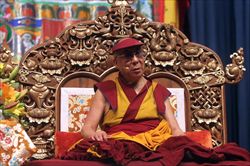 Il Dalai Lama durante un intervento al Forum di Assago.