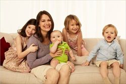 Amy Suardi (42) con i suoi quattro figli: Sofia (10), Virginia (8), Mark (4) e Luke (1).