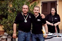 Lo storico patron del raduno "Andar per Langhe" Gino Fedele (primo da sinistra) con Thomas Tartaglino Ines Boccato Winchell del RIM, Registro Italiano MX-5.