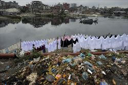 Uno slum-discarica a Dacca, in Bangladesh (foto di Stalney Greene).