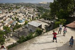 La baraccopoli di Martissant, a Port-au-Prince, Haiti (foto di Jon Lowenstein).