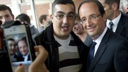 Hollande si fa fotografare con un giovane ammiratore (foto Reuters).