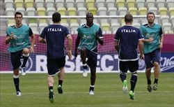 Astori, Di Natale, Ballottelli, Giovinco e Cassano in allenamento (foto Reuters).