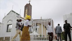 Una chiesa nigeriana presidiata dalla polizia dopo i recenti sanguinosi attentati contro obiettivi cristiani. Le fotografie di questo servizio, compresa quella di copertina, sono dell'agenzia  Reuters.