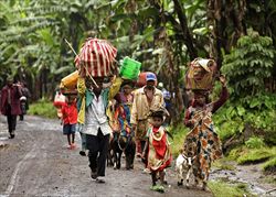 Un gruppo di sfollati in fuga dagli scontri avvenuti nella zona di Kabindi, Congo orientale (Foto: Reuters).