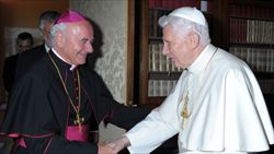 Monsignor Paglia con papa Benedetto XVI (foto Ansa).