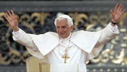 Papa Benedetto XVI saluta la folla (foto e copertina Reuters).