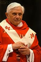 Papa Benedetto XVI indossa il "pallio", la striscia di lana bianca a forma circolare che si indossa sopra i paramenti liturgici, simbolo della potestà su una provincia ecclesiastica