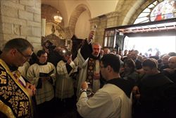 Il Custode di Terra Santa, padre Giambattista Pizzaballa (al centro) durante una celebrazione nella chiesa di Santa Caterina a Betlemme (foto Ansa).