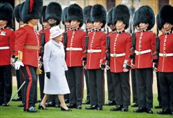 Elisabetta passa in rassegna i granatieri della Guardia in alta uniforme, nel castello di Windsor (Ansa).