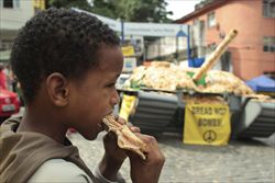 Un bambino della favela "Morro Santa Marta", a Rio de Janeiro. Foto Reuters.