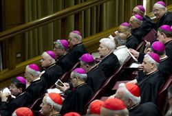 I futuri cardinali durante l'incontro tra i cardinali e Papa Benedetto XVI per la celebrazione dell'Ora Terza nell'Aula Nuova del Sinodo, Citta' del Vaticano, il 17 febbraio 2012 (Ansa).