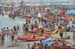Un'affollata spiaggia italiana (Ansa).
