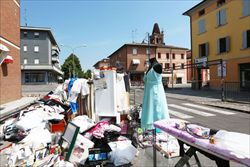 Gli abitanti portano in salvo quanto resta delle loro cose dopo il terremoto nella zona "rossa" a Rovereto sul Secchia, provincia di Modena (Ansa).