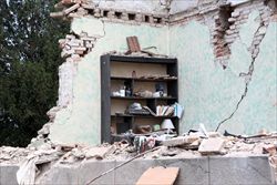 : Le macerie di una casa colpita dal sisma nei pressi di Cavezzo, provincia di Modena (Ansa).