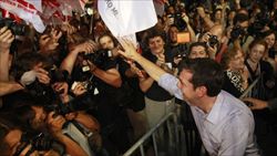 Alexis Tsipras festeggia il risultato del voto con i suoi elettori (Reuters).