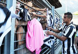 Arturo Vidal, della Juventus, firma autografi prima della partita con i dilettanti dell'Aygreville a Saint Vincent (Ansa).) 