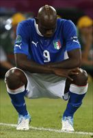 Balotelli mostra la cresta, ma solo perché china la testa: l'Italia sta perdendo la finale (Reuters).