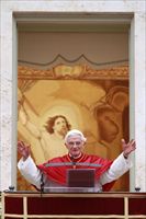 Papa Benedetto XVI recita l'Angelus nel Cortile del Palazzo Apostolico di Castelgandolfo (Roma), 15 luglio 2012 (foto Ansa).