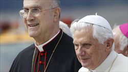 Papa Ratzinger con il cardinale Bertone (foto del servizio: Reuters).