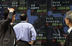 Altalena degli spread in Europa: preoccupati anche gli operatori di Borsa a Tokyo (Ansa).