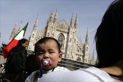 Famiglia cinese in Piazza Duomo, a Milano. Questa fotografia e quella di copertina sono dell'agenzia Eidon.