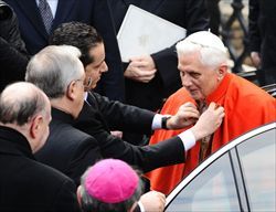 Paolo Gabriele, il maggiordomo di Benedetto XVI, arrestato con l'accusa di furto aggravato,sistema la mantella del Pontefice prima di un'udienza generale nell'aula Paolo VI (foto Ansa).
