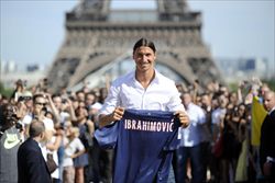 Ibrahmovic alla presentazione sotto la Tour Eiffel, a Parigi, con la maglia del Paris Saint-Germain (Ansa).