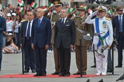 Il ministro della Difesa, Giampaolo Di Paola, al centro, tra il presidente della Repubblica, Giorgio Napolitano, e i vertici militari. 