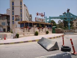L'albergo che ospita un team degli Osservatori Onu, accanto al palazzo del governatore a Daraa, 100 km a sud di Damasco (foto Ansa).