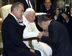 Roberto Formigoni saluta papa Giovanni Paolo II nell'aula Clementina, Città del Vaticano, il 29 novembre 2001 (Ansa).