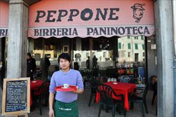Brescello (Reggio Emilia), cameriere cinese. Foto di Nino Leto /Famiglia Cristiana. 