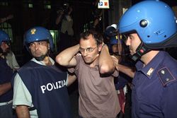 Uno degli arresti illegali alla Diaz, la notte del 21 luglio 2001 (Foto: Ansa).