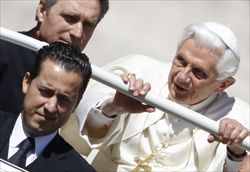 In primo piano: l'ex maggiordomo di Benedetto XVI, Paolo Gabriele, con il Papa (Ansa).