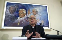 Padre Federico Lombardi, portavoce della Santa Sede, in una conferenza stampa a Radio Vaticana (Ansa).
