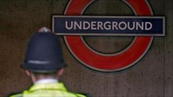 Poliziotto inglese in una stazione della metropolitana. Foto Reuters. La fotografia di copertina (che mostra i rafforzati controlli della polizia inglese all'aeroporto di Heathrow), invece, è dell'agenzia Ansa. 