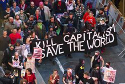 Un corteo di protesta contro la crisi economia per le vie di New York (foto e copertina Reuters).