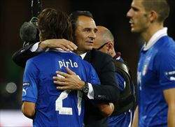 Prandelli consola Andrea Pirlo: il gruppo non si sfalda (Reuters).