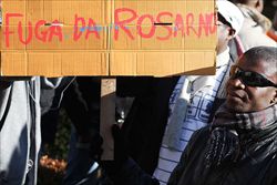 Una protesta dei braccianti immigrati a Rosarno, in provincia di Reggio Calabria (Abbate fotoagenzia Napoli). L'immagine di copertina e di Alessandro Tosatto.