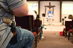 Un uomo con la pistola nella fondina durante la predica di un pastore nella New Bethel Church di Louiville, nel Kentucky (Reuters). 