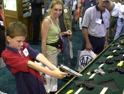 Una convention sulle armi a Charlotte, in North Carolina, ha attratto più di 40.000 visitatori, moltissimi bambini (Reuters).