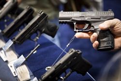 Una pistola Walther viene testata da un cliente al Safari Club International di Reno, nel Nevada (Reuters).