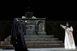 Un intenso momento di "Sancta Susanna" di Hindemith, andato in scena a Ravenna con la direzione di Riccardo Muti e la regia della figlia Chiara (foto Silvia Lelli).