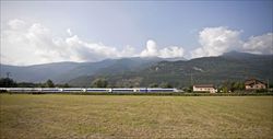 Un treno Tgv francese corre lungo l'attuale linea ferroviaria, nel tratto tra Torino e Susa.  Foto di Paolo Siccardi/Sync.
