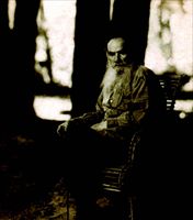 Lo scrittore russo Lev Tolstoj durante gli anni della vecchiaia.