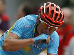 L'arrivo sul traguardo in lacrime del ciclista kazako Vinokurov (foto Reuters).